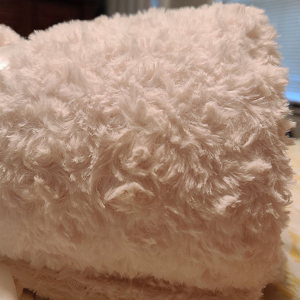Ulta Limited Edition rosette plush throw NWT - Picture 6 of 7